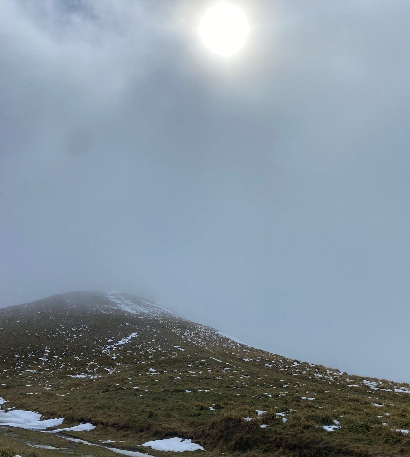 O ceață, niște cârnați și o piatră din Egipt